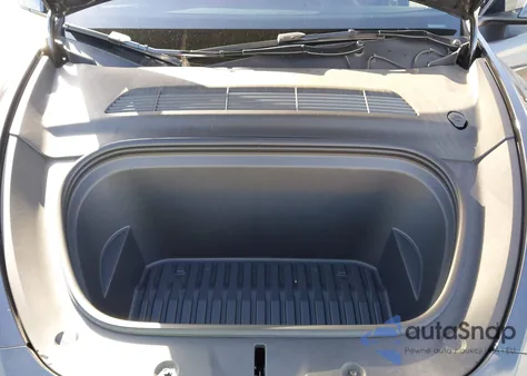 2024 Tesla Model Y Long Range Dual Motor All-Wheel Drive z USA, uszkodzony, nr VIN 7SAYGAEE2RF080945